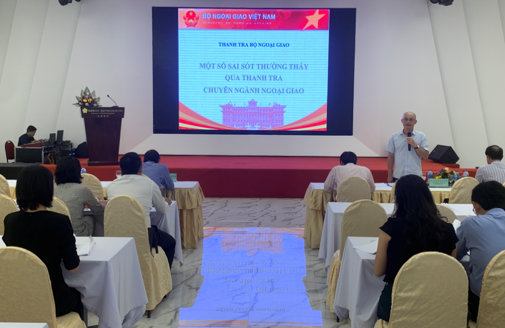 Ông Nguyễn Xuân Ánh, Phó Chánh Thanh tra Bộ Ngoại Giao trao đổi kinh nghiệm và hướng dẫn nghiệp vụ về công tác thanh tra chuyên ngành Ngoại giao. (Ảnh: Văn Toại)