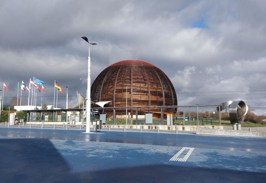 Tổ chức Nghiên cứu hạt nhân châu Âu (CERN) đặt trụ sở tại Geneva, Thụy Sỹ. Tổ chức Nghiên cứu hạt nhân châu Âu (CERN) đặt trụ sở tại Geneva, Thụy Sỹ.