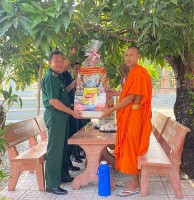 Bộ đội Biên phòng tỉnh An Giang chúc Tết cổ truyền Chol Chnam Thmay các điểm chùa dân tộc Khmer