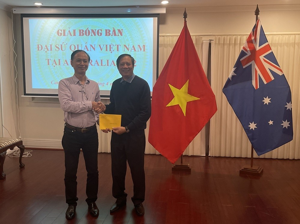 Đại sứ Nguyễn Tất Thành trao giải nhất đơn nam. Đại sứ Nguyễn Tất Thành trao giải nhất đơn nam.