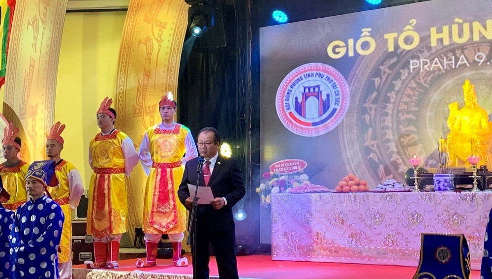 Trang trọng tưởng nhớ Vua Hùng trong ngày Giỗ Tổ tại CH Czech Trang trọng tưởng nhớ Vua Hùng trong ngày Giỗ Tổ tại CH Czech