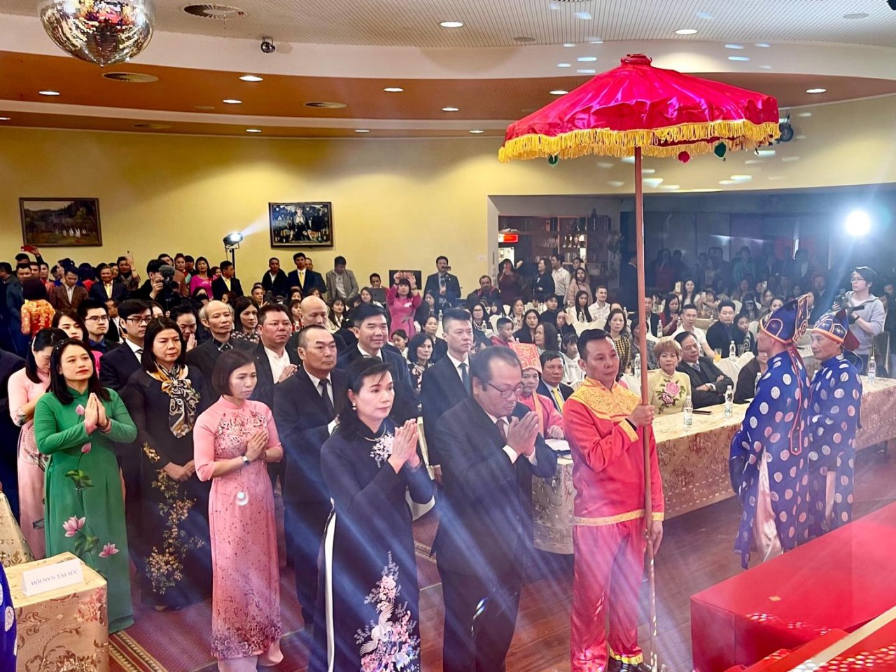 Trang trọng tưởng nhớ Vua Hùng trong ngày Giỗ Tổ tại CH Czech Trang trọng tưởng nhớ Vua Hùng trong ngày Giỗ Tổ tại CH Czech