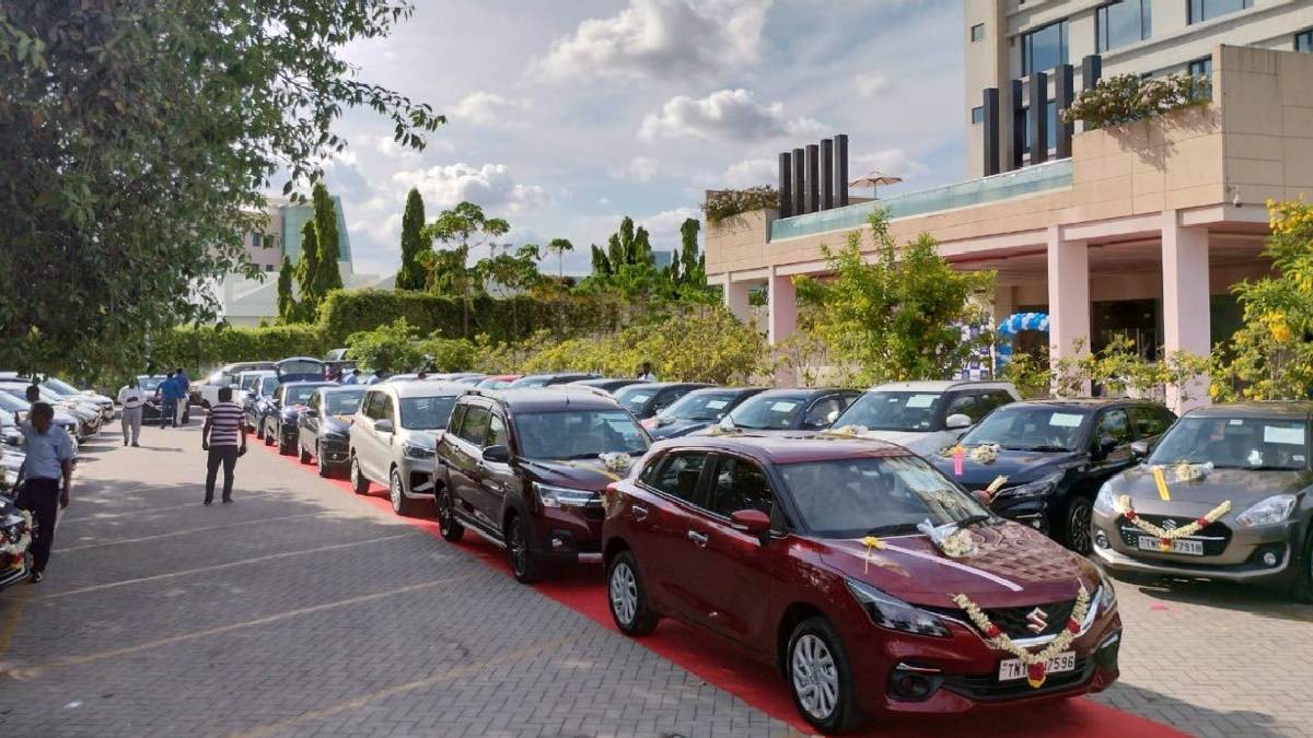 Công ty Ấn Độ tặng ô tô cho 100 nhân viên của mình. (Nguồn: ANI) Công ty Ấn Độ tặng ô tô cho 100 nhân viên của mình. (Nguồn: ANI)