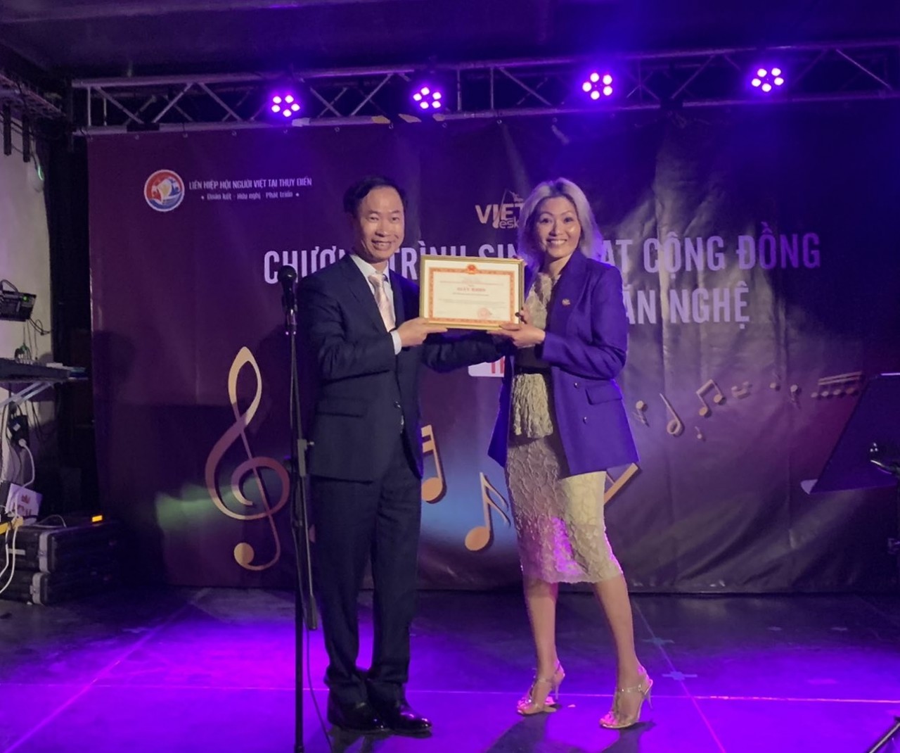 Đại sứ Phan Đăng Đương đã trao Giấy khen cho một số hội đoàn và cá nhân tiêu biểu. Đại sứ Phan Đăng Đương đã trao Giấy khen cho một số hội đoàn và cá nhân tiêu biểu.