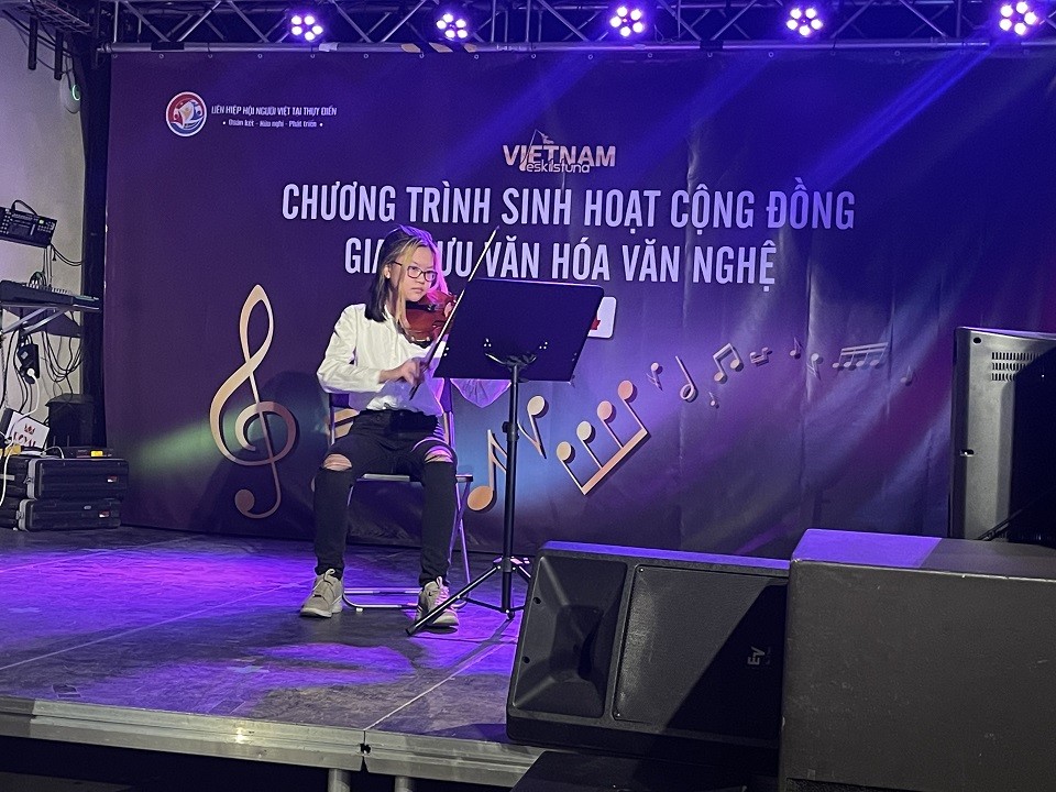 Tiết mục biểu diễn violon của cộng đồng người Việt tại Thụy Điển. Tiết mục biểu diễn violon của cộng đồng người Việt tại Thụy Điển.