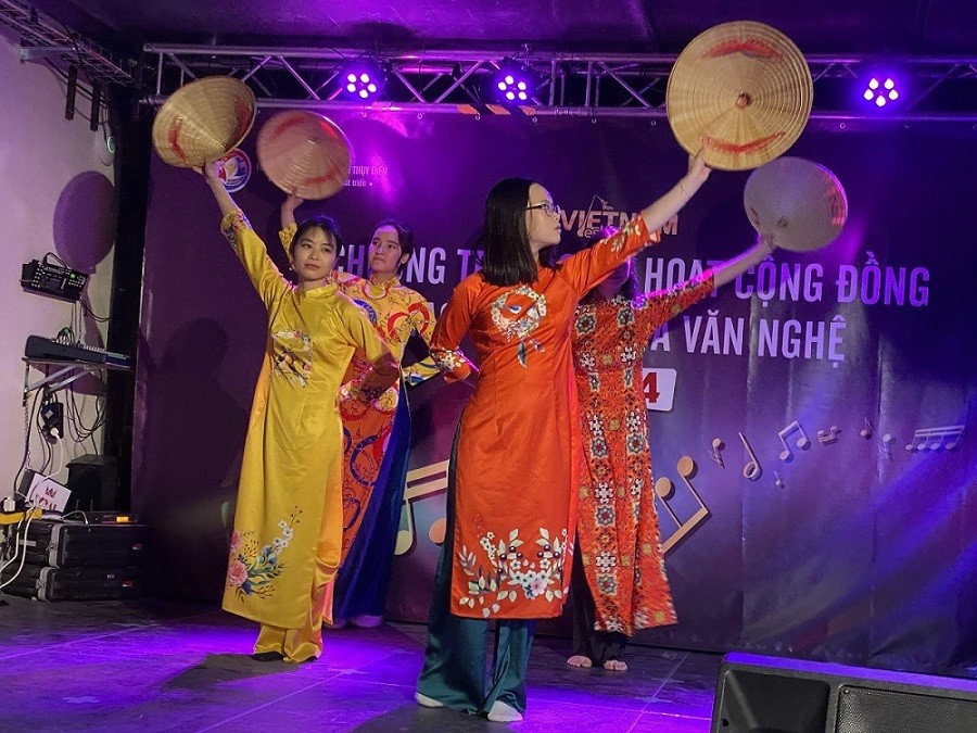 Tiết mục múa nón của cộng đồng người Việt tại Thụy Điển. Tiết mục múa nón của cộng đồng người Việt tại Thụy Điển.