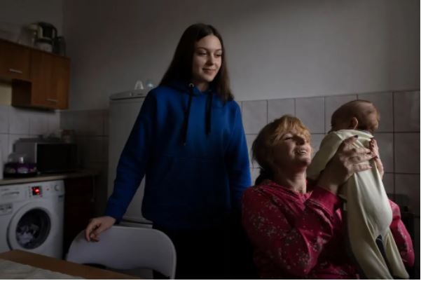 Bà Lyubomira Pancuk (giữa) còn với con gái và con út mới sinh. (Nguồn: NY Times)