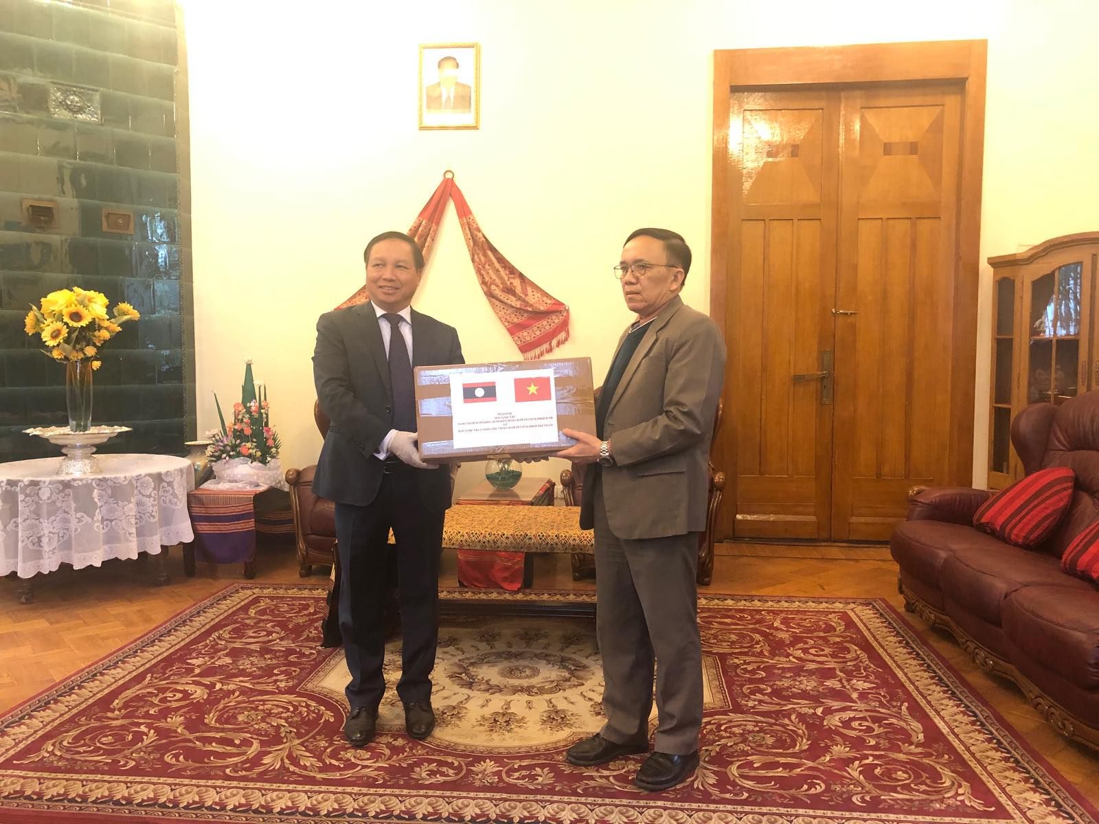 dai su ngo duc manh trao tang khau trang y te cho dai su quan lao tai nga