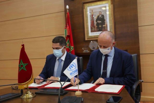 Bộ trưởng Giáo dục MoroccoSaaid Amzazi và người đại diện Cao ủy Liên hợp quốc về người tị nạn (UNHCR) tại Morocco François Reybet-Degat ngày 29/4 ký kết thỏa thuận hợp tác để giúp người tị nạn và di cư ở Morocco và con của họ tham gia hệ thống giáo dục quốc gia. (Nguồn: MWN) Bộ trưởng Giáo dục MoroccoSaaid Amzazi và người đại diện Cao ủy Liên hợp quốc về người tị nạn (UNHCR) tại Morocco François Reybet-Degat ngày 29/4 ký kết thỏa thuận hợp tác để giúp người tị nạn và di cư ở Morocco và con của họ tham gia hệ thống giáo dục quốc gia. (Nguồn: MWN)