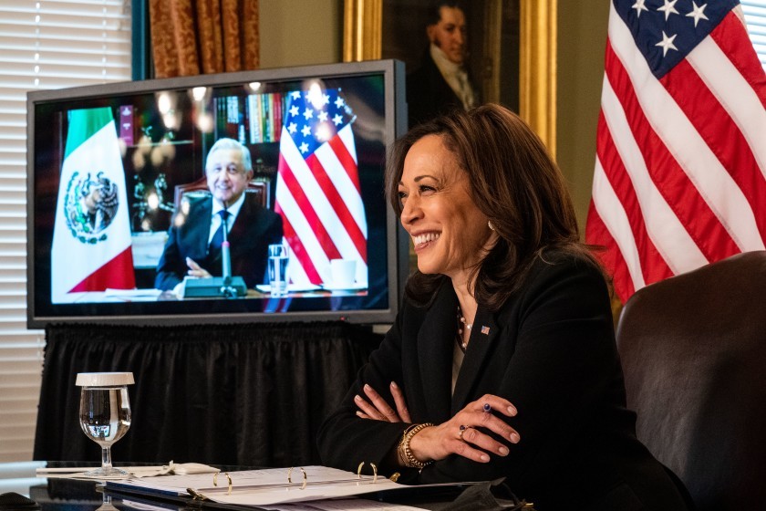  Phó Tổng thống Mỹ, Kamala Harris họp trực tuyến với Tổng thống Mexico Andres Manuel Lopez Obrador, ngày 7/5. (Nguồn: Los Angeles Times)