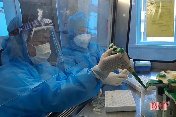 Trung tâm Kiểm soát bệnh tật đã điều tra, lấy mẫu làm xét nghiệm cho bệnh nhân V.Đ.H. và cho kết quả dương tính với virus SARS-CoV-2. (Nguồn: Báo Hà Tĩnh) Trung tâm Kiểm soát bệnh tật đã điều tra, lấy mẫu làm xét nghiệm cho bệnh nhân V.Đ.H. và cho kết quả dương tính với virus SARS-CoV-2. (Nguồn: Báo Hà Tĩnh)