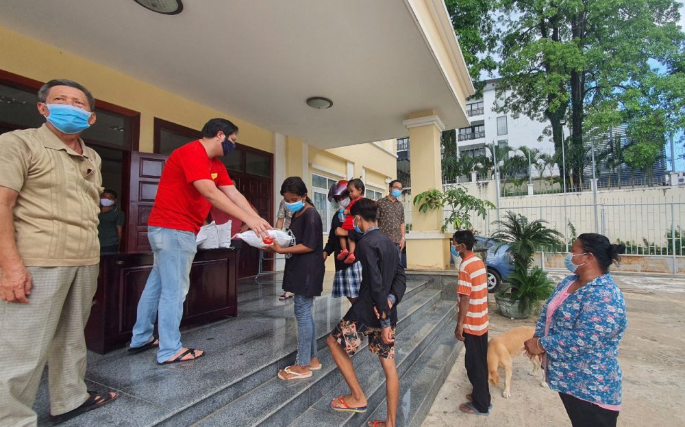Tổng Lãnh sự quán Việt Nam tại Preah Sihanouk phối hợp với Ban Chấp hành Hội Khmer-Việt Nam tỉnh đã tổ chức phát 434 phần quà cho các hộ gia đình có hoàn cảnh khó khăn tại tỉnh Preah Sihanouk, sáng 16/5. Tổng Lãnh sự quán Việt Nam tại Preah Sihanouk phối hợp với Ban Chấp hành Hội Khmer-Việt Nam tỉnh đã tổ chức phát 434 phần quà cho các hộ gia đình có hoàn cảnh khó khăn tại tỉnh Preah Sihanouk, sáng 16/5.