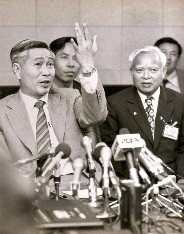 Bộ trưởng Ngoại giao Nguyễn Cơ Thạch tại họp báo ngay sau hội đàm tại thủ đô Canberra, Australia. (Ảnh tư liệu)