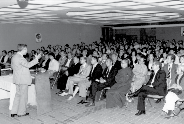 Bộ trưởng Ngoại giao Nguyễn Cơ Thạch nói chuyện với cán bộ Đại sứ quán Việt Nam và Việt kiều tại Pháp, tháng 5/1982. (Ảnh tư liệu) Bộ trưởng Ngoại giao Nguyễn Cơ Thạch nói chuyện với cán bộ Đại sứ quán Việt Nam và Việt kiều tại Pháp, tháng 5/1982. (Ảnh tư liệu)