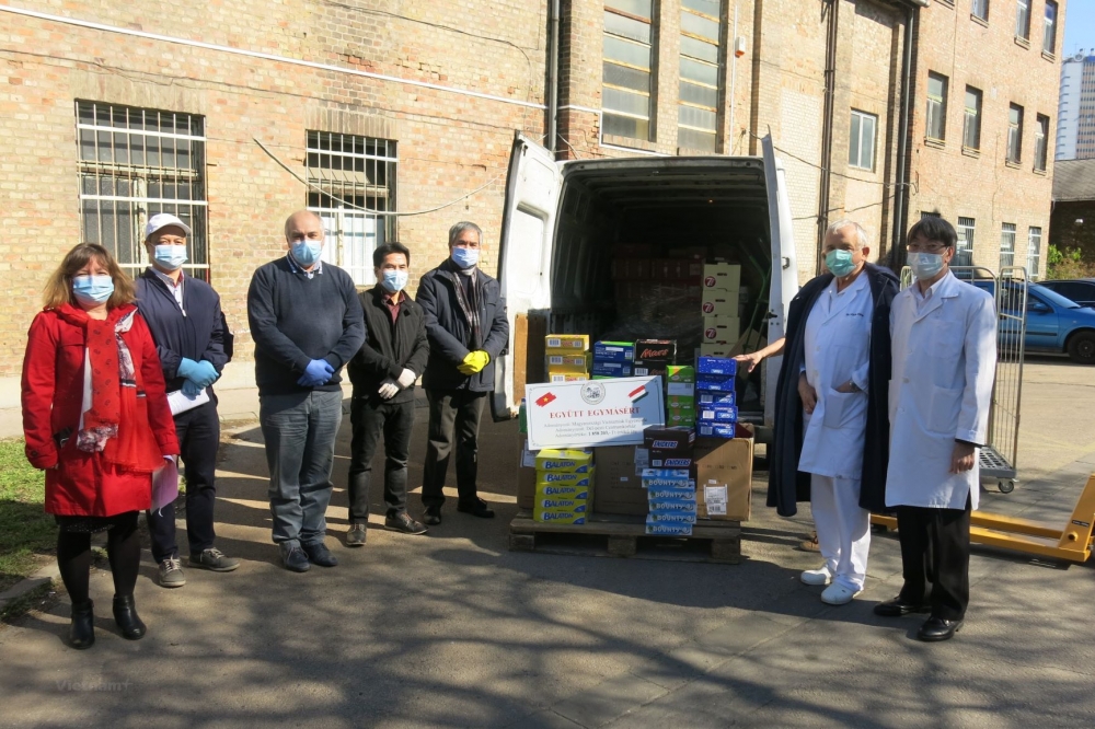 Hiệp hội người Việt tại Hungary trao quà cho Trung tâm Y tế Nam - Pest, nơi Chính phủ Hungary giao nhiệm vụ chữa trị cho các bệnh nhân nhiễm Covid-19. (Nguồn: TTXVN)