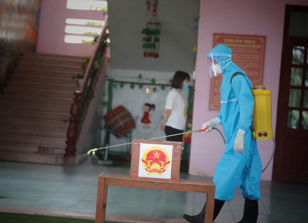 Phun khử khuẩn khu vực bỏ phiếu tại khu cách ly có 86 người là F1, tại Trường mầm non Song Vân, xã Song Vân, huyện Tân Yên, tỉnh Bắc Giang. (Nguồn: TTXVN) Phun khử khuẩn khu vực bỏ phiếu tại khu cách ly có 86 người là F1, tại Trường mầm non Song Vân, xã Song Vân, huyện Tân Yên, tỉnh Bắc Giang. (Nguồn: TTXVN)