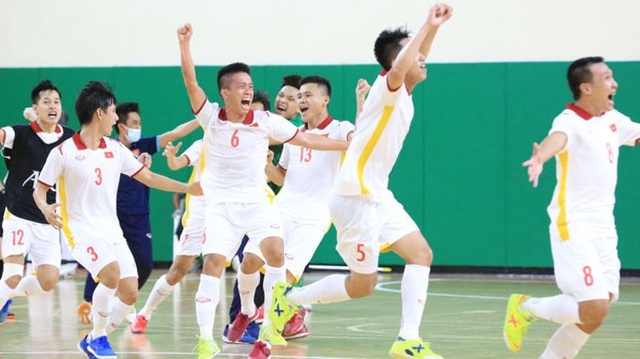 Hạnh phúc vỡ hòa với các thành viên của đội tuyển futsal Việt Nam. (Nguồn: Dân trí) Hạnh phúc vỡ hòa với các thành viên của đội tuyển futsal Việt Nam. (Nguồn: Dân trí)