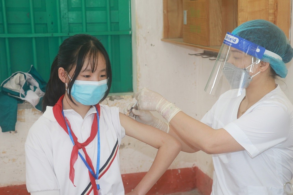 Tiêm vaccine phòng Covid-19 cho trẻ 11 đến dưới 12 tuổi tại Trường Trung học cơ sở Yên Định, huyện Hải Hậu, tỉnh Nam Định. (Nguồn: TTXVN) Tiêm vaccine phòng Covid-19 cho trẻ 11 đến dưới 12 tuổi tại Trường Trung học cơ sở Yên Định, huyện Hải Hậu, tỉnh Nam Định. (Nguồn: TTXVN)