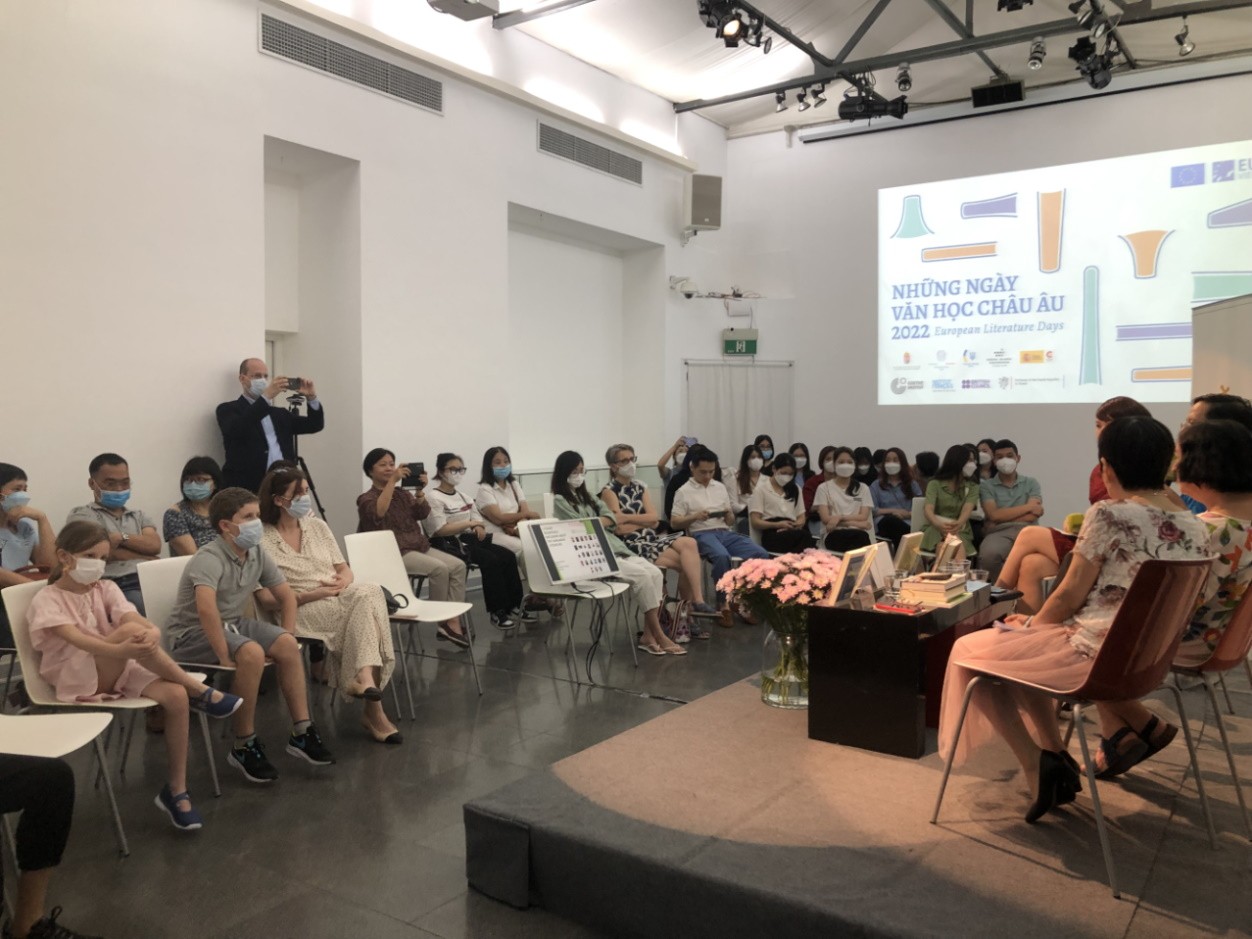 Sự kiện Thảo luận về Văn hóa và Văn học Hungary được tổ chức với mục đích mang văn học Hungary đến gần hơn với bạn đọc Việt NamSự kiện Thảo luận về Văn hóa và Văn học Hungary được tổ chức với mục đích mang văn học Hungary đến gần hơn với bạn đọc Việt Nam.
