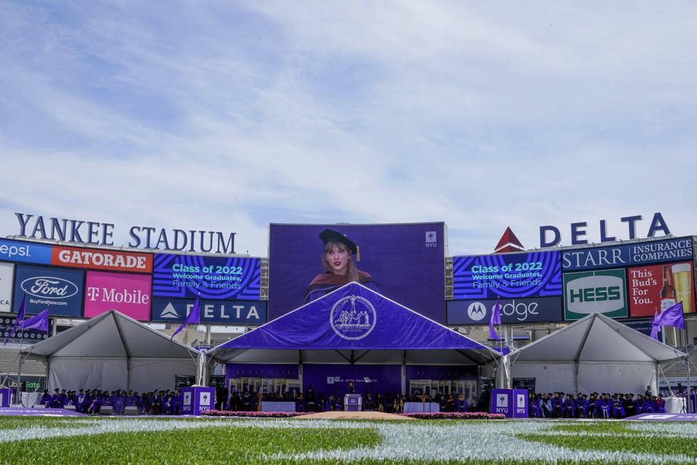 Taylor Swift nhận bằng Tiến sĩ Danh dự của Đại học New York ngày 18/5. (Nguồn: AP)