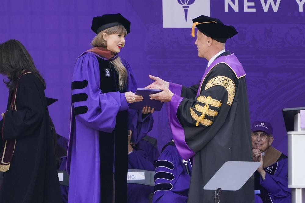 Taylor Swift nhận bằng Tiến sĩ Danh dự của Đại học New York ngày 18/5. (Nguồn: AP)