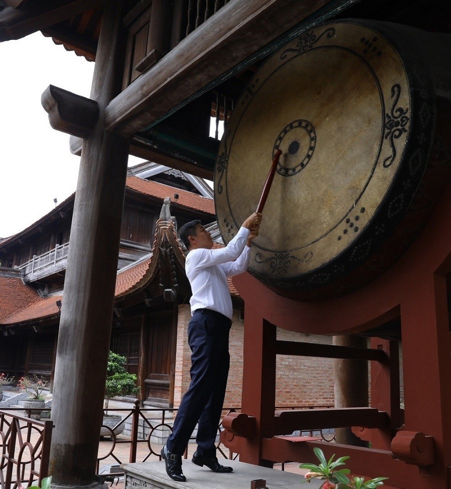 Chủ tịch Quốc hội Singapore Tan Chuan-Jin đánh trống tại Văn Miếu – Quốc Tử Giám. (Nguồn: TTXVN)