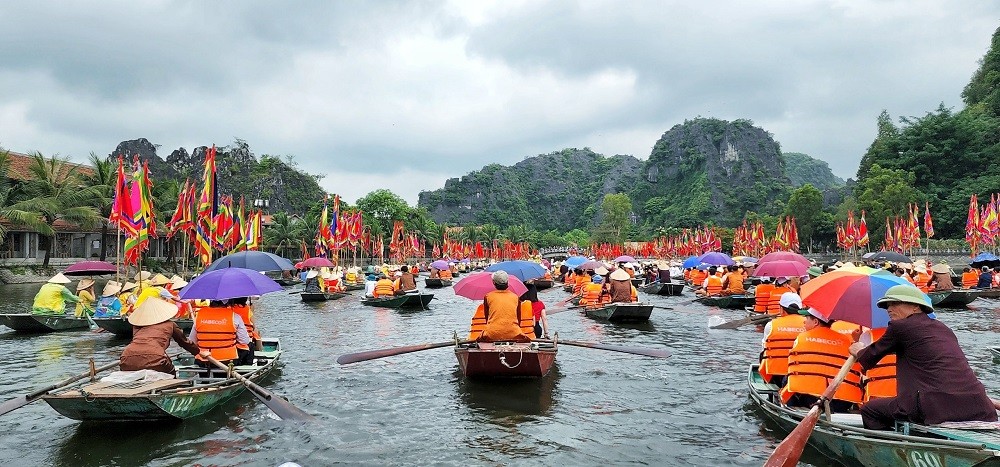 Sắc vàng Tam Cốc – Tràng An 2022 –  Ngoại giao chung sức với địa phương mở cửa du lịch trở lại