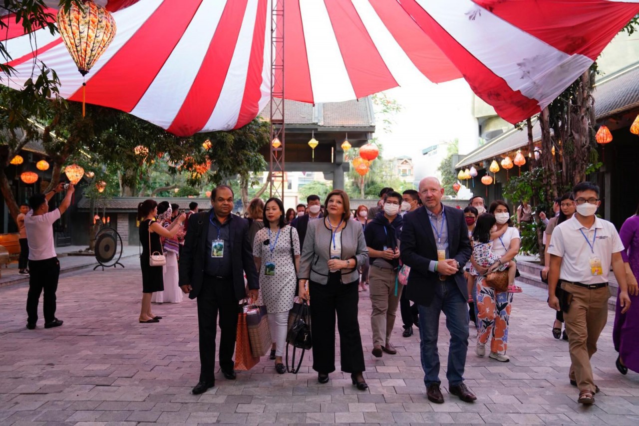 Sắc vàng Tam Cốc – Tràng An 2022 –  Ngoại giao chung sức với địa phương mở cửa du lịch trở lại