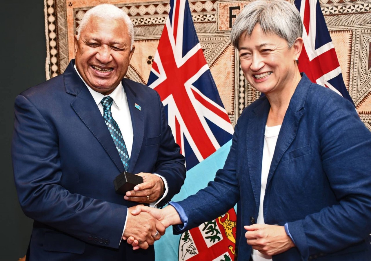 Thủ tướng Fiji Frank Bainimarama gặp Ngoại trưởng Australia Penny Wong ngày 28/5. (Nguồn: Twitter) Thủ tướng Fiji Frank Bainimarama gặp Ngoại trưởng Australia Penny Wong ngày 28/5. (Nguồn: Twitter)