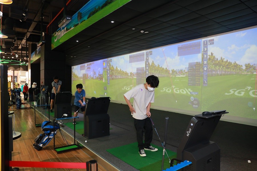 Hoạt động trải nghiệm golf thực tế ảo.