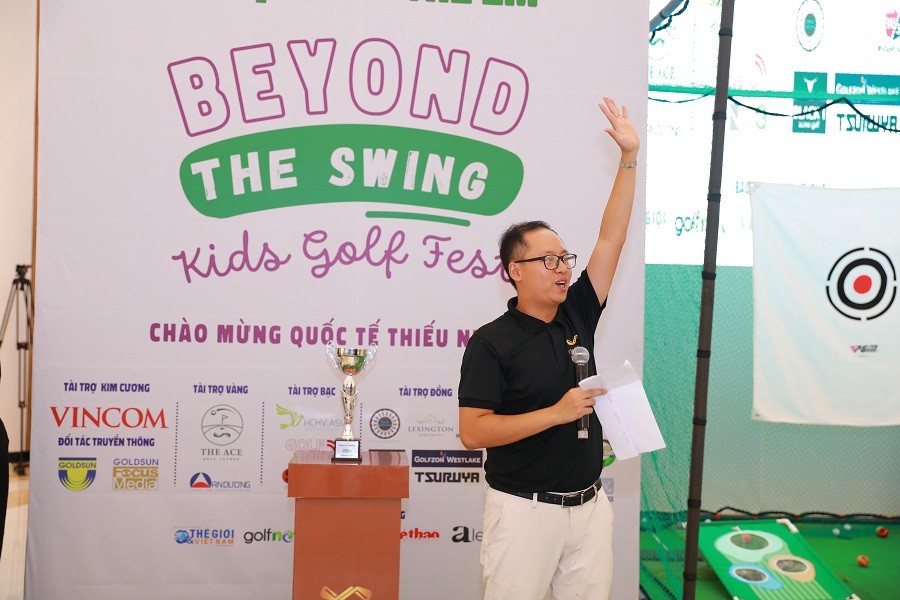 Ban tổ chức giao lưu cùng thiếu nhi và phụ huynh.