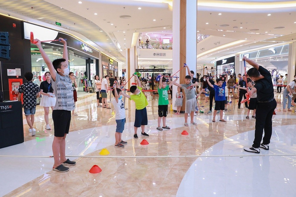 Các bạn nhỏ khởi động trước khi tham gia trải nghiệm golf lần đầu tiên.