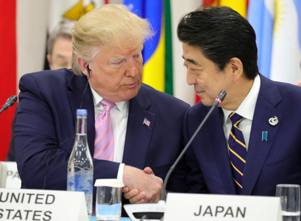 Thủ tướng Abe Shinzo và Tổng thống Trump tại Thượng đỉnh G20 ở Osaka, tháng 6/2019. (Nguồn: AP) 4649 abetrump