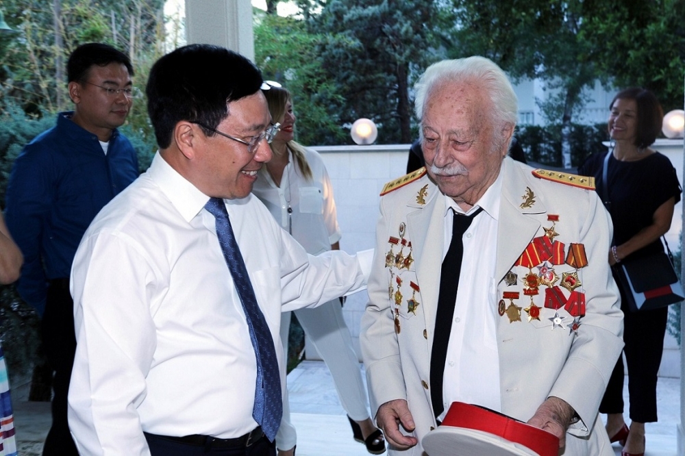 Phó Thủ tướng, Bộ trưởng Bộ Ngoại giao Phạm Bình Minh và ông Nguyễn Văn Lập (tên Hy Lạp là Kostas Sarantidis), Anh hùng Lực lượng vũ trang nhân dân Việt Nam trong chuyến thăm Hy Lạp tháng 7/2018. (Nguồn: TTXVN)
