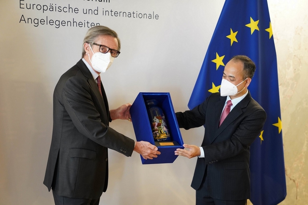 Ngày 25/6, Đại sứ Nguyễn Trung Kiên đã làm việc với Thứ trưởng thường trực Bộ Ngoại giao Áo Peter Launsky-Tieffenthal.