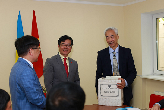 Đại sứ Việt Nam tại Ukraine Nguyễn Hồng Thạch làm việc với Hội người Việt tại Odessa, Ukraine.