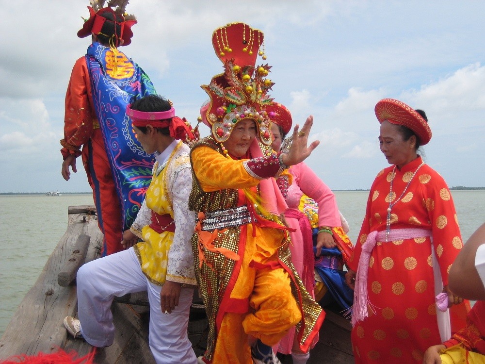 Múa bóng rỗi trên tàu lễ  Nghinh Ông tại Lễ hội cúng biển Mỹ Long.