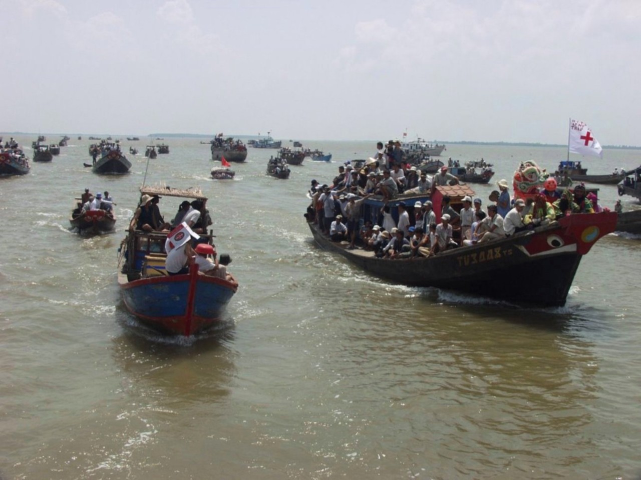 Tưng bừng Lễ hội cúng biển Mỹ Long là lễ Nghinh Ông, hàng chục chiếc ghe, tàu được trang hoàng cờ phướn, cùng các lễ vật nối đuôi nhau tiến ra cửa biển để thực hiện nghi thức rước Ông với không khí phấn khởi, vui tươi.