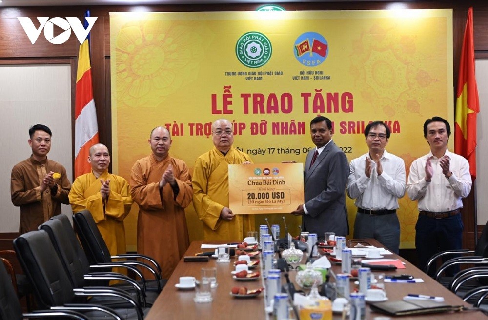 Giáo hội Phật giáo Việt Nam trao tài trợ giúp đỡ nhân dân Sri Lanka.