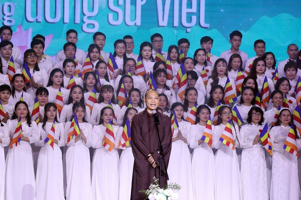 Thượng tọa Thích Trí Chơn, Phó Trưởng Ban Văn hóa GHPG Việt Nam, Trưởng Ban Văn hóa Phật giáo GHPG Việt Nam Thành phố Hồ Chí Minh phát biểu khai mạc Đại nhạc hội. (Nguồn: TTXVN)