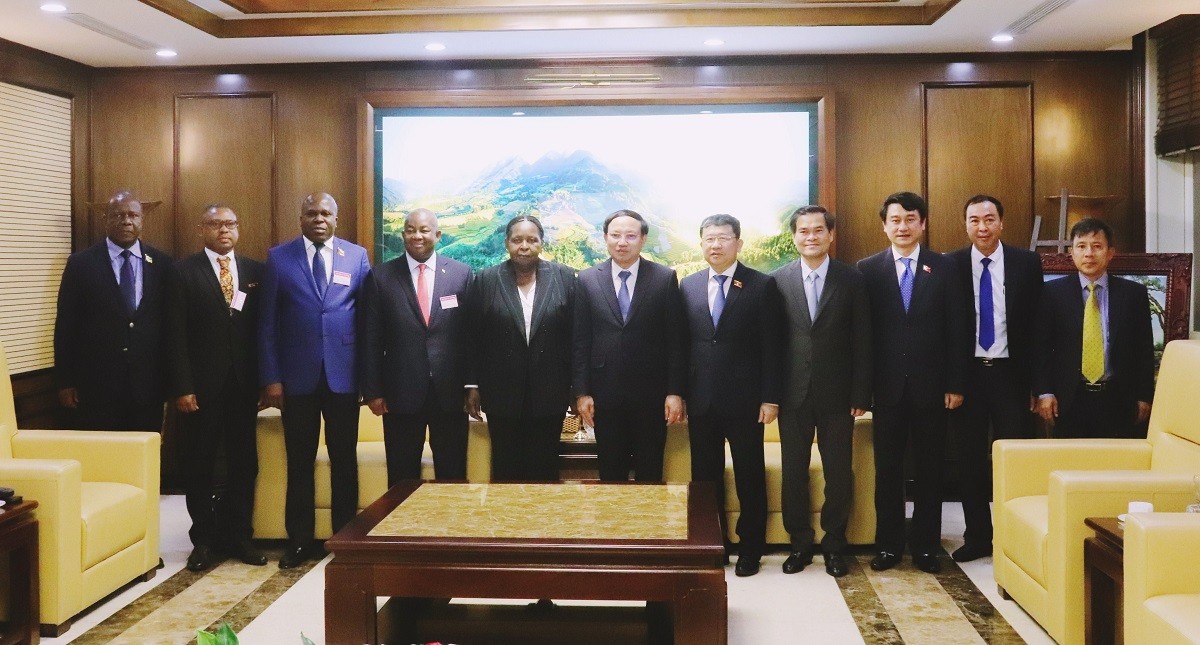 Đoàn đại biểu Quốc hội Mozambique chụp ảnh lưu niệm cùng các đồng chí lãnh đạo tỉnh Quảng Ninh. (Nguồn: TTXVN) Đoàn đại biểu Quốc hội Mozambique chụp ảnh lưu niệm cùng các đồng chí lãnh đạo tỉnh Quảng Ninh. (Nguồn: TTXVN)