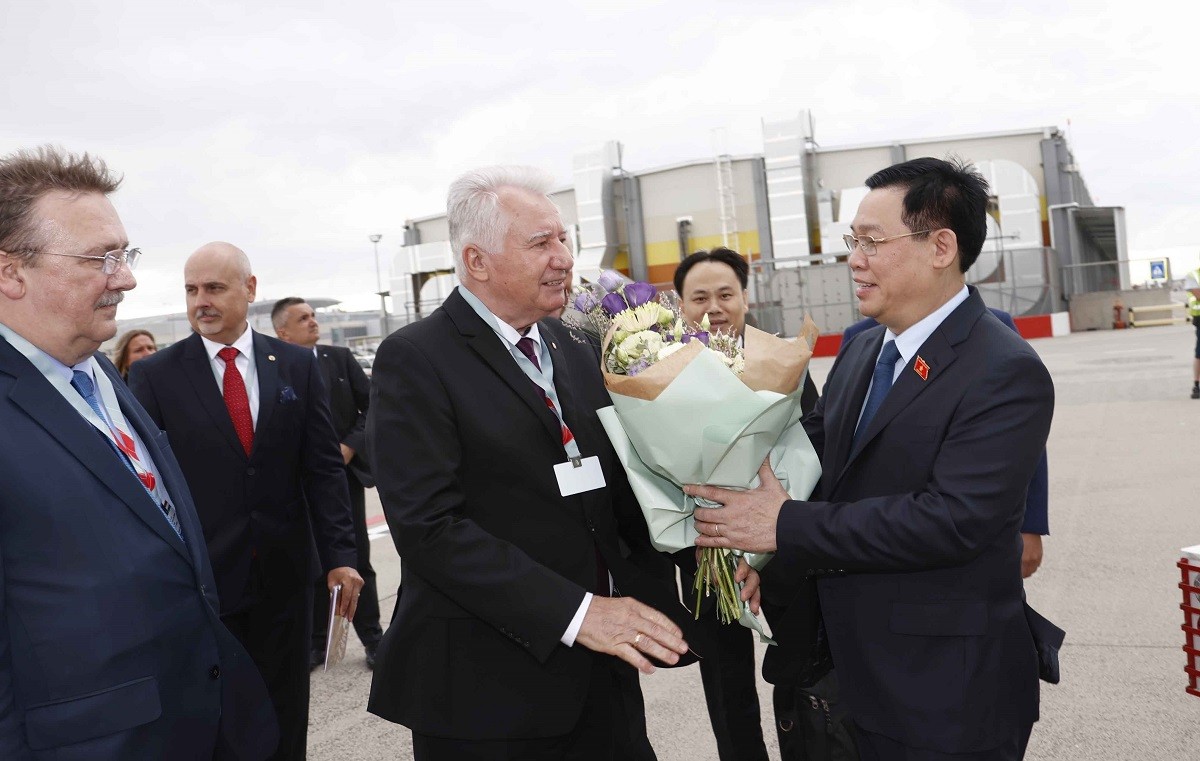 Chủ tịch Quốc hội Vương Đình Huệ bắt đầu thăm chính thức Hungary