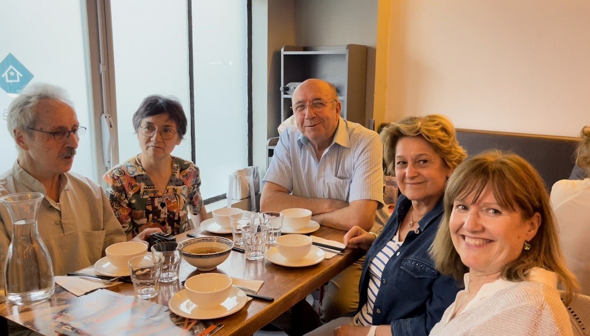 Những người tham dự bữa cơm ủng hộ vụ kiện của bà Trần Tố Nga. (Nguồn: TTXVN)