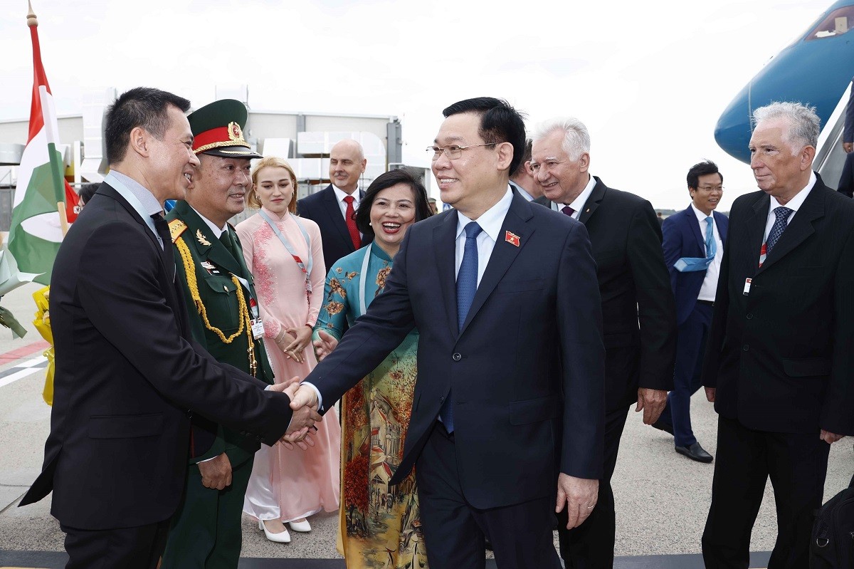 Chủ tịch Quốc hội Vương Đình Huệ bắt đầu thăm chính thức Hungary