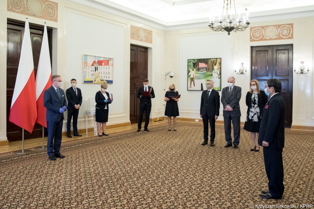 Đại sứ Việt Nam tại Ba Lan Vũ Đăng Dũng nhận Huân chương Công trạng của Tổng thống nước Cộng hòa Ba Lan 2520 ynh 1