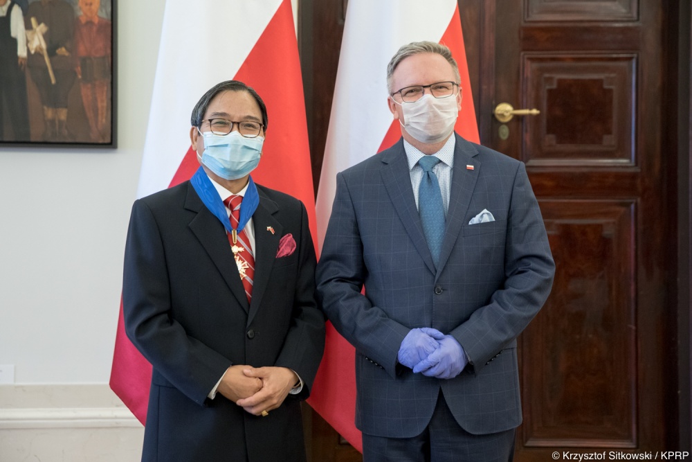 Đại sứ Việt Nam tại Ba Lan Vũ Đăng Dũng nhận Huân chương Công trạng của Tổng thống nước Cộng hòa Ba Lan 2521 ynh 2