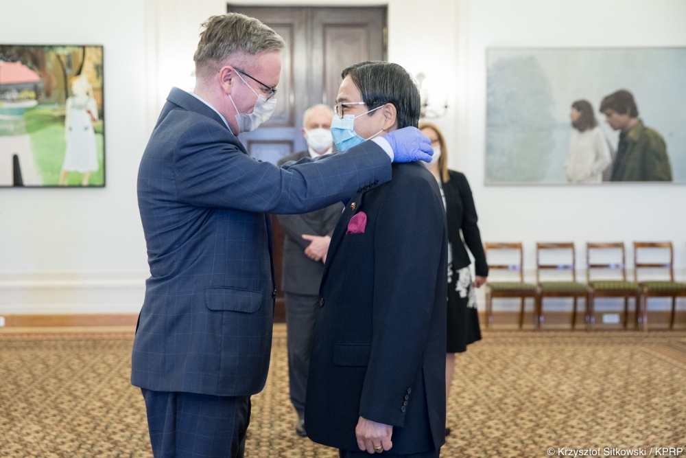 Đại sứ Việt Nam tại Ba Lan Vũ Đăng Dũng nhận Huân chương Công trạng của Tổng thống nước Cộng hòa Ba Lan 2524 ynh 3