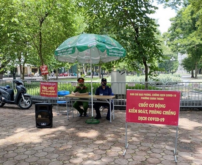 Chốt kiểm tra phòng, chống dịch Covid-19 của phường Quán Thánh ngăn chặn không cho người dân tụ tập đông người tại vườn hoa, công viên theo tinh thần Chỉ thị 17 của UBND thành phố Hà Nội. (Nguồn: TTXVN)