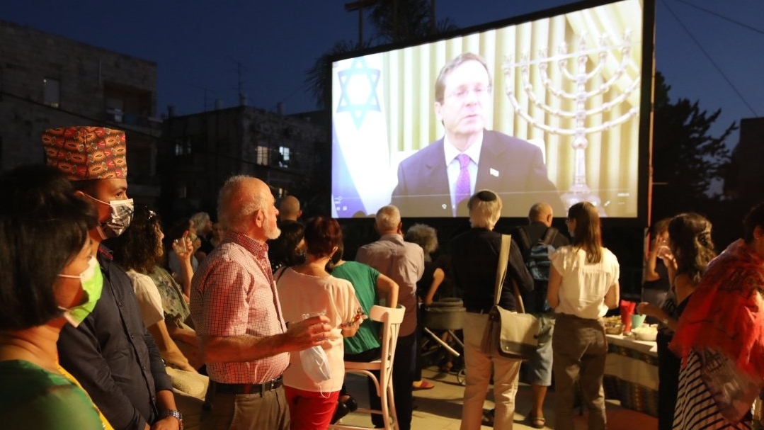 Một tách cà phê... thu hẹp bất đồng?