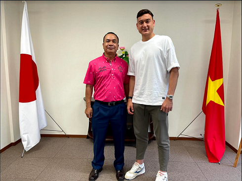 Thủ môn Đặng Văn Lâm tới chào Tổng Lãnh sự quán Việt Nam tại Osaka, Nhật Bản